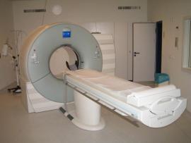 Ein medizinischer CT-Scanner mit Liege in einem Untersuchungsraum